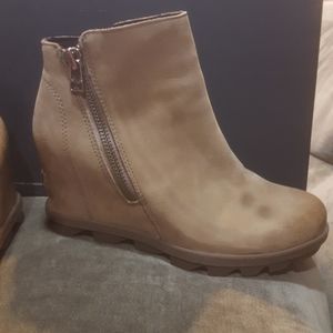 New Sorel Joan of Arctic wedge zipboot